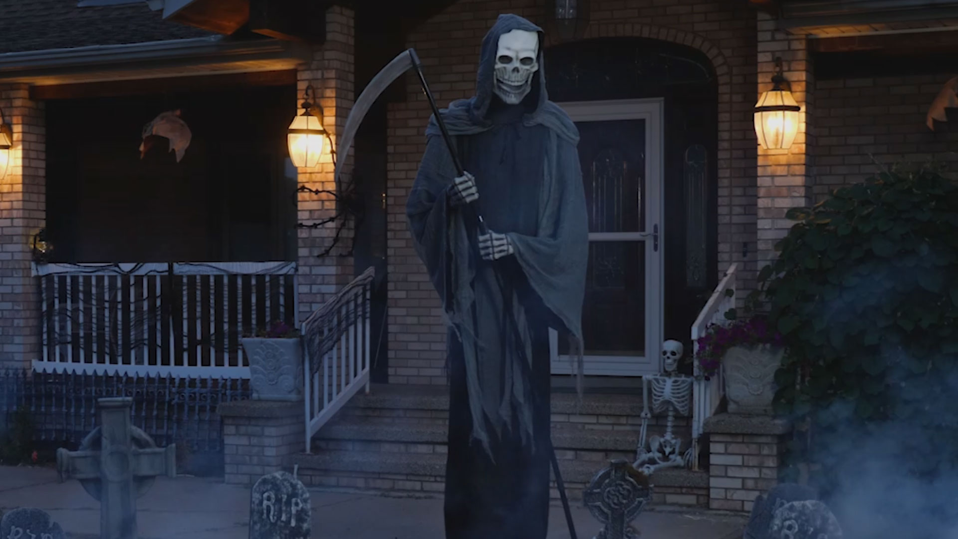 Be careful where you step, because this 9ft Giant Animated Scythe Reaper is waiting for you! Scare friends, family, and trick-or-treaters with this towering step-activated Halloween prop.