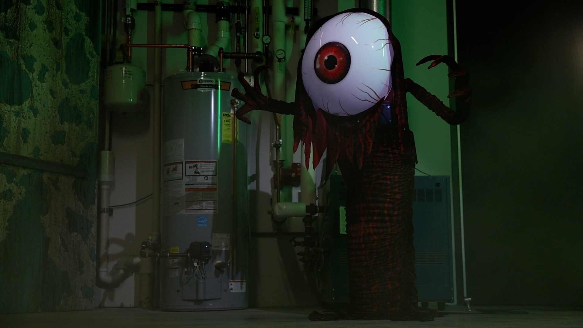 Add a bizarre touch to your Halloween setup with Ivor the All-Seeing Eyeball Monster Animatronic—perfect for creepy displays and monster-themed scenes.