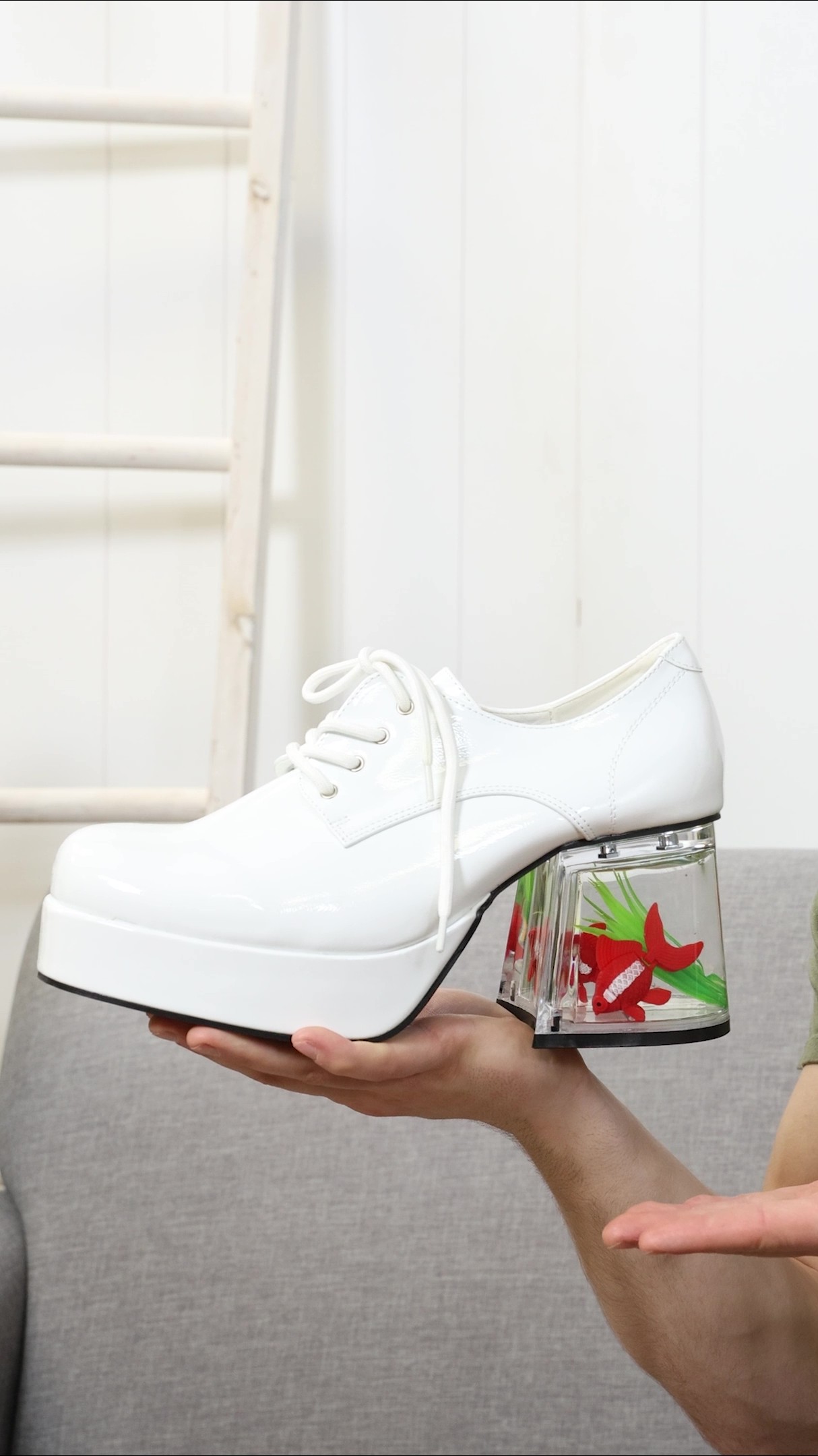 Complete your retro costume with Adult Black Goldfish Pimp Shoes. Get these stylish, bold shoes that are perfect for Halloween, themed events, or unforgettable party looks.