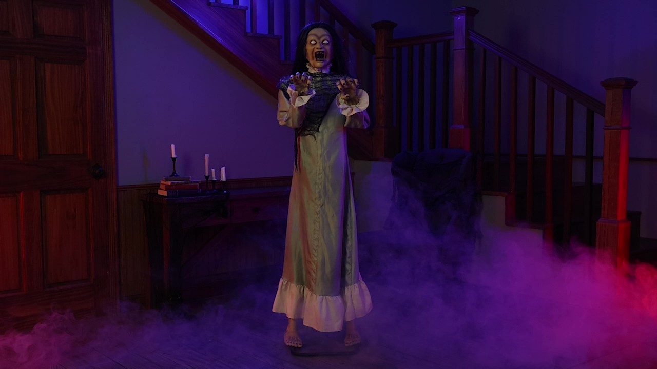 Possessed and petrifying, Exorcism Emily Broken Girl Animatronic writhes, twists, and screams her way into your worst nightmares. Standing at 5.5 FT, with bone-cracking movements and haunting sounds, she’s the ultimate scare for serious Halloween haunters.