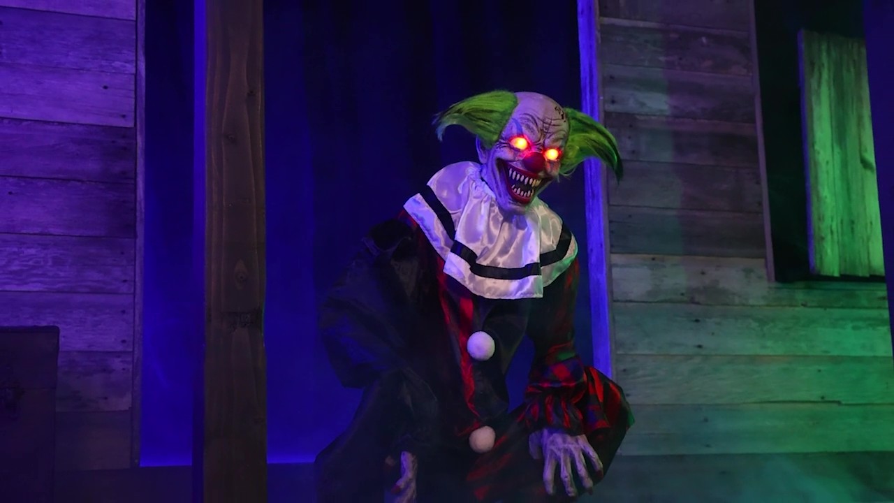 Don’t let the size fool you—this 2.9FT Crouching Clown Red Animatronic packs a terrifying punch. With glowing eyes, sudden movements, and sinister sound effects, he’s perfect for low-to-the-ground scares that catch guests off guard.