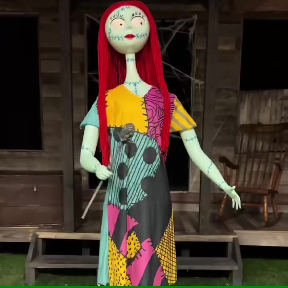 This lovely 5.8FT Nightmare Before Christmas Sally Animatronic Decoration brings Sally to life with gentle, lifelike movements as she sways side to side and raises her arms with black rose in hand.